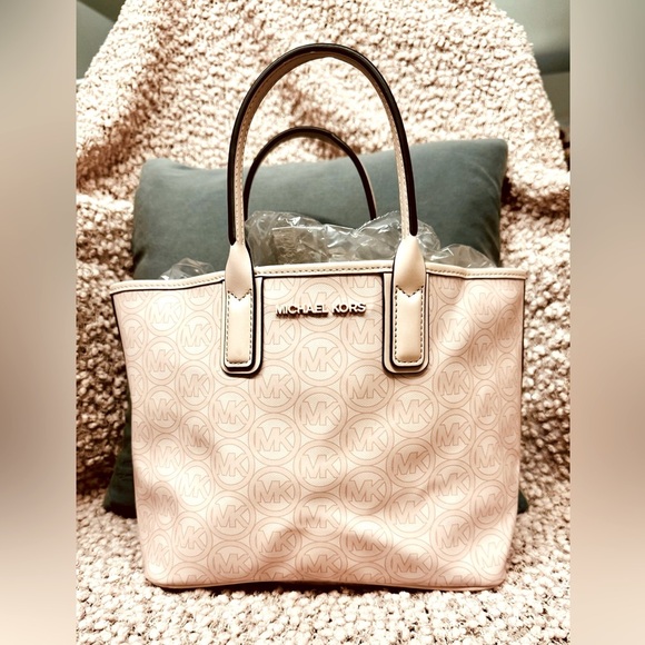 Michael Kors Baby Pink Handbag - Picture 1 of 14